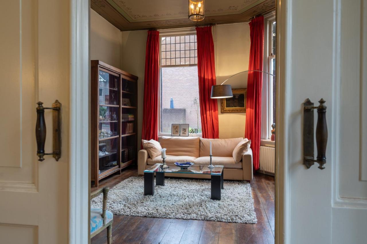 Huis Met De Leeuwenkoppen Dieren Exteriér fotografie
