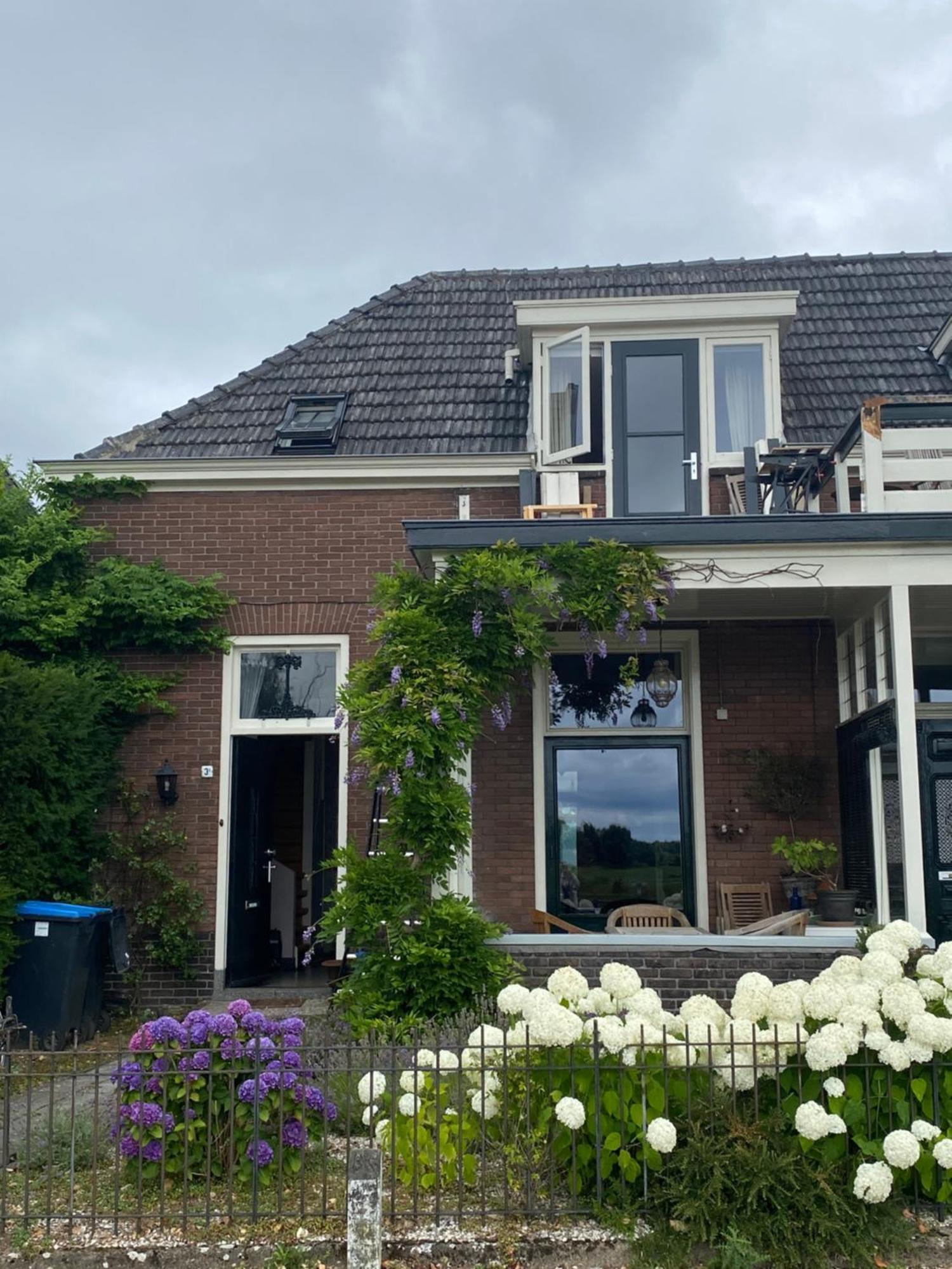 Huis Met De Leeuwenkoppen Dieren Exteriér fotografie