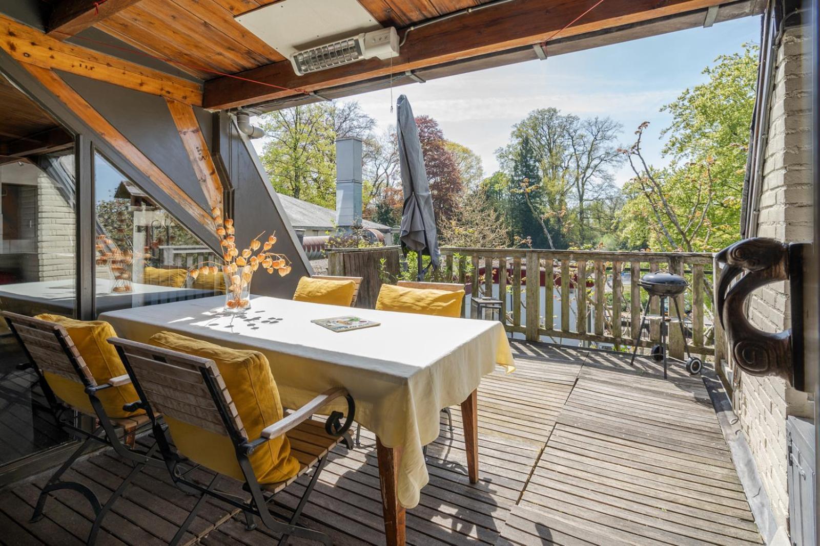 Huis Met De Leeuwenkoppen Dieren Exteriér fotografie